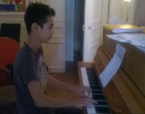 Elève prenant un cours de piano avec Patrick Issarni